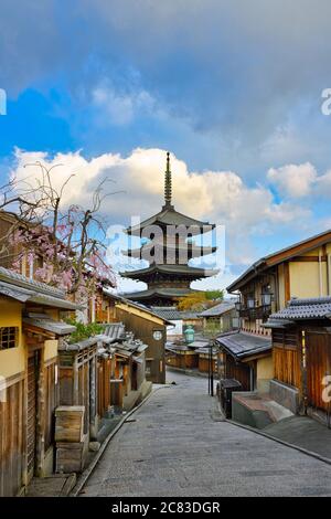 Yasaka Pagoda e Sannen Zaka Street al mattino, Kyoto Giappone Foto Stock