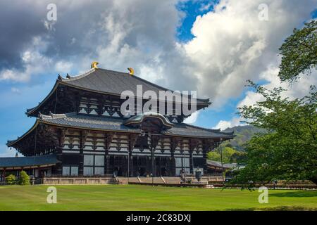 Il tempio di Todaiji in estate è un tempio buddista nella città di Nara Giappone questo tempio è stato registrato come il più grande edificio in legno del mondo e si Foto Stock