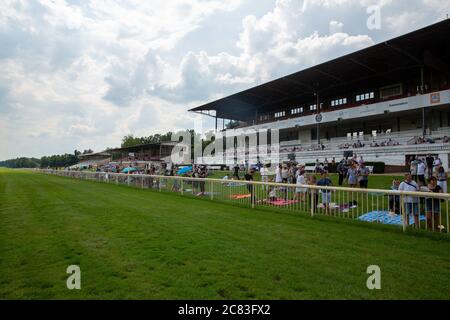 Hoppegarten, Germania. 19 luglio 2020. Vista della tribuna sulla pista Hoppegarten. Credit: Grieskaan/dpa-Zentralbild/ZB/dpa/Alamy Live News Foto Stock