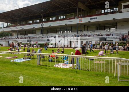 Hoppegarten, Germania. 19 luglio 2020. Vista della tribuna sulla pista Hoppegarten. Credit: Grieskaan/dpa-Zentralbild/ZB/dpa/Alamy Live News Foto Stock