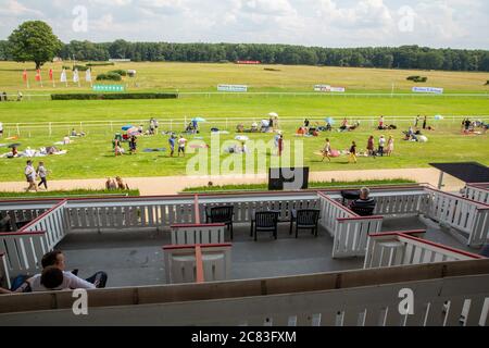 Hoppegarten, Germania. 19 luglio 2020. Vista dalla tribuna degli spettatori all'ippodromo. Credit: Grieskaan/dpa-Zentralbild/ZB/dpa/Alamy Live News Foto Stock