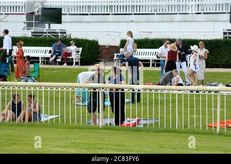 Hoppegarten, Germania. 19 luglio 2020. Vista degli spettatori che guardano la gara Credit: Gerald Matzka/dpa-Zentralbild/ZB/dpa/Alamy Live News Foto Stock