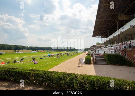 Hoppegarten, Germania. 19 luglio 2020. Panoramica dell'ippodromo Hoppegarten con tribuna e pista da corsa. Credit: Grieskaan/dpa-Zentralbild/ZB/dpa/Alamy Live News Foto Stock