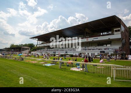 Hoppegarten, Germania. 19 luglio 2020. Vista della tribuna sulla pista Hoppegarten. Credit: Grieskaan/dpa-Zentralbild/ZB/dpa/Alamy Live News Foto Stock