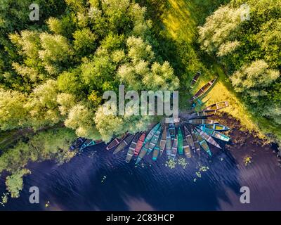 Barche di pescatori colorate sulla riva del fiume. Ripresa dall'alto. Foto Stock