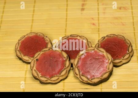 Biscotti sfoglia con crema di ciliegie Foto Stock