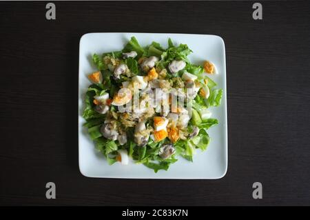 Ostrica piccante senza cotti con erbe tailandesi . Menu' di pesce servito al ristorante Thai. Foto Stock