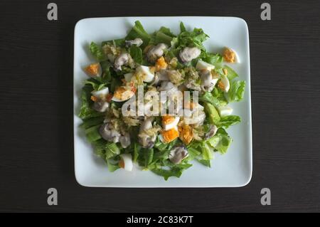 Ostrica piccante senza cotti con erbe tailandesi . Menu' di pesce servito al ristorante Thai. Foto Stock