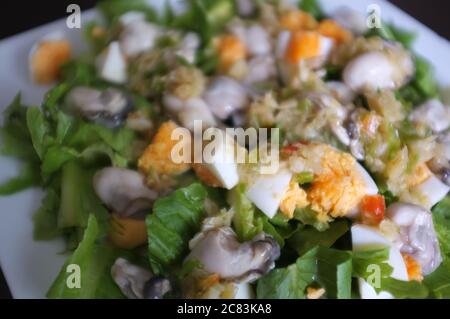 Ostrica piccante senza cotti con erbe tailandesi . Menu' di pesce servito al ristorante Thai. Foto Stock