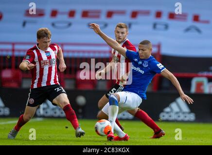 Sheffield. 20 luglio 2020. Il Richarlison (R) di Everton affronta ben Osborn (L) di Sheffield United durante la partita della Premier League inglese tra il Sheffield United FC e l'Everton FC a Sheffield, in Gran Bretagna, il 20 luglio 2020. Credit: Xinhua/Alamy Live News Foto Stock