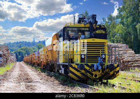 Treno di lavoro locomotiva giallo Tka8 sulla stazione ferroviaria di Salo per la manutenzione della ferrovia costiera nel luglio 19-26. Helsinki-Turku. Salo, Finlandia. 18 luglio 20. Foto Stock