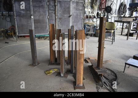 Nuova costruzione di acciaio materiale strutturale in officina muscat, oman Foto Stock