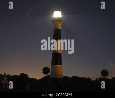 Cape Canaveral, Stati Uniti. 21 luglio 2020. La cometa NEOWISE si trova accanto allo storico faro di Cape Canaveral presso la stazione dell'aeronautica di Cape Canaveral, Florida, lunedì 20 luglio 2020. Foto di Joe Marino/UPI Credit: UPI/Alamy Live News Foto Stock