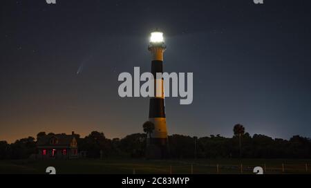 Cape Canaveral, Stati Uniti. 21 luglio 2020. La cometa NEOWISE si trova accanto allo storico faro di Cape Canaveral presso la stazione dell'aeronautica di Cape Canaveral, Florida, lunedì 20 luglio 2020. Foto di Joe Marino/UPI Credit: UPI/Alamy Live News Foto Stock