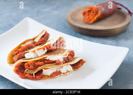 vista frontale della crepe sobrasada e del formaggio Foto Stock