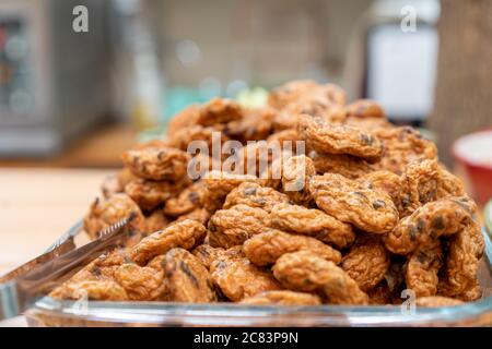 Primo piano su pila di pasta di pesce tailandese pasta di carne palline in vetro piatto triangolo. Foto Stock