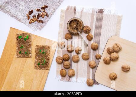 noci e burro di noci su pane snack sani vista dall'alto. piatto Foto Stock