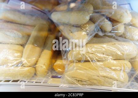 pane surgelato in frigorifero. Freezer gamma completa di pane surgelato, ciabatta su sfondo supermercato locale Foto Stock