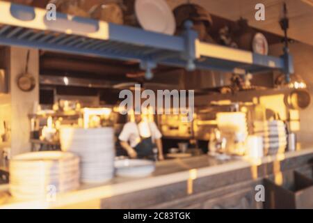 Cucina mediterranea e caffetteria sul lungomare illuminata dal sole. Sfondo sfocato. Concetto di viaggio. Foto Stock