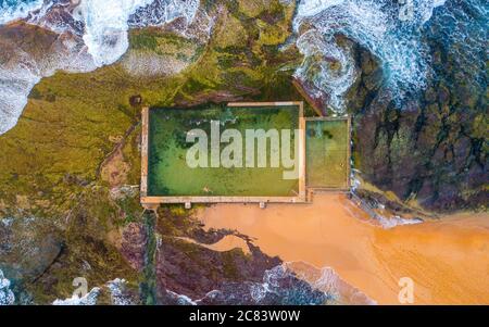 Vista aerea della piscina dell'oceano di Mona vale in Australia Foto Stock