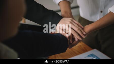 Lavoro di squadra unire le mani supportare insieme il concetto di lavoro di squadra di affari Foto Stock