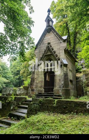 Cimitero di Hrensko - QUI è stata costruita UNA cappella funeraria pseudo-gotica. Il cimitero è ora desolato, le tombe sono danneggiate e la cappella sta cadendo Foto Stock