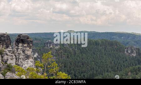 Rocce di arenaria nella regione di Rathen, Sassonia. Germania. Rathen in estate nuvoloso giorno nel Parco Nazionale Sassone, Germania. Europa Sassonia Svizzera Foto Stock