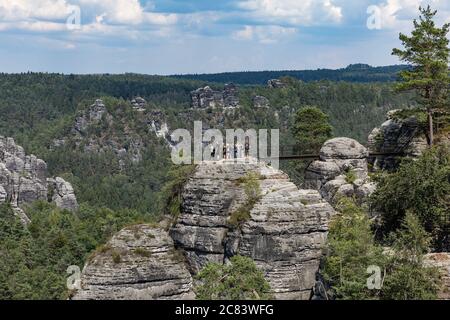 Rocce di arenaria nella regione di Rathen, Sassonia. Germania. Rathen in estate nuvoloso giorno nel Parco Nazionale Sassone, Germania. Europa Sassonia Svizzera Foto Stock