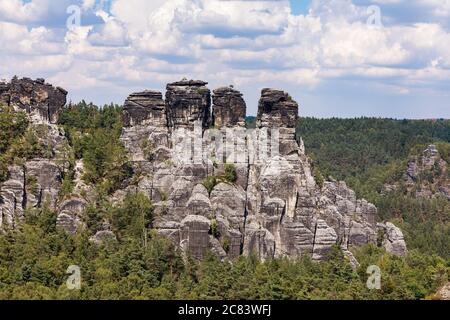 Rocce di arenaria nella regione di Rathen, Sassonia. Germania. Rathen in estate nuvoloso giorno nel Parco Nazionale Sassone, Germania. Europa Sassonia Svizzera Foto Stock