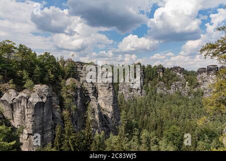 Rocce di arenaria nella regione di Rathen, Sassonia. Germania. Rathen in estate nuvoloso giorno nel Parco Nazionale Sassone, Germania. Europa Sassonia Svizzera Foto Stock