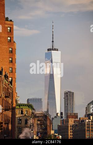 New York, USA - 28 giugno 2018: Un World Trade Center visto dalla 7th Avenue al tramonto. Foto Stock