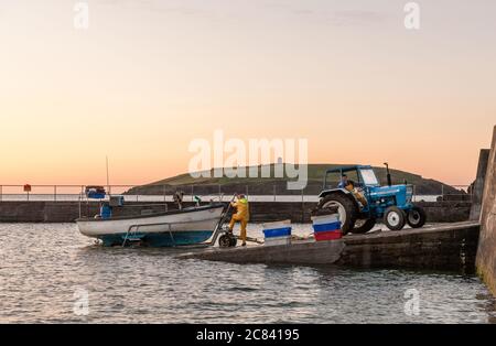 Knockadoon, Cork, Irlanda. 21 luglio 2020. Padre e figlio Vincent e Barney o'Brien lanciano la loro barca dallo scivolo prima di uscire per una giornata di pesca a Knockadoon, Co. Cork, Irlanda. - credito; David Creedon / Alamy Live News Foto Stock