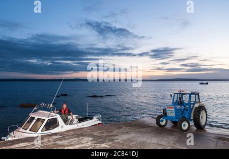 Knockadoon, Cork, Irlanda. 21 luglio 2020 il pescatore Martin o'Brien sta per lanciare fuori mentre esce per controllare le sue pentole di aragosta e granchio a Knockadoon, Co. Cork, Irlanda. - credito; David Creedon / Alamy Live News Foto Stock