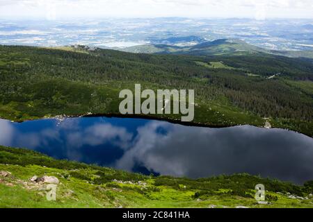 Una vista del lago naturale post glaciale Wielki Staw (il Grande Stagno) visto dal Polacco-Ceco Friendship Trail nel Parco Nazionale di Karkonosze. Karkonosze (le montagne di Krknose o Giganti) sono catene montuose situate nel nord della Repubblica Ceca e il sud-ovest della Polonia. Le Karkonosze sono un esempio unico del paesaggio alpino della zona e sono una riserva naturale dal 1933. Foto Stock