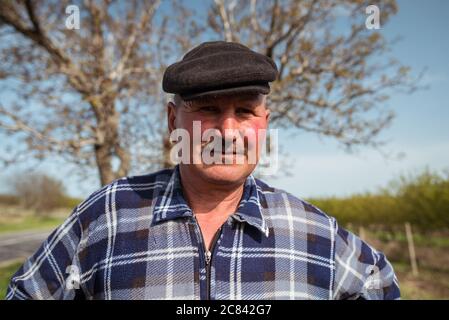 Trebujeni / Moldavia - 15 maggio 2020: Ritratto di contadino moldavo nei campi di campagna Foto Stock