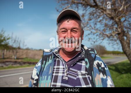 Trebujeni / Moldavia - 15 maggio 2020: Ritratto di contadino moldavo nei campi di campagna Foto Stock