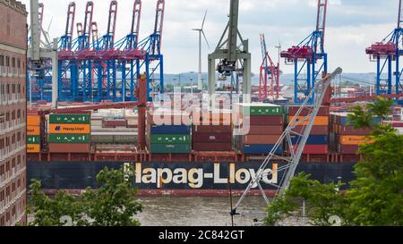 Vista sulla parte centrale di una nave container Hapag-Lloyd sul fiume Elba. Gru portuali sullo sfondo. Foto Stock