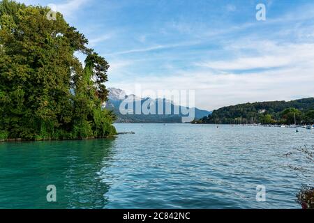 Vista sul lago di Annecy in Francia. Il Lago di Annecy è un lago perialpino in alta Savoia in Francia. E' il terzo lago più grande della Francia. Foto Stock