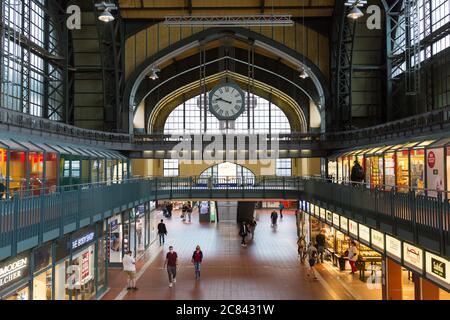 Vista all'interno della stazione centrale di Amburgo Hauptbahnhof. La stazione ferroviaria tedesca più frequentata. Foto Stock