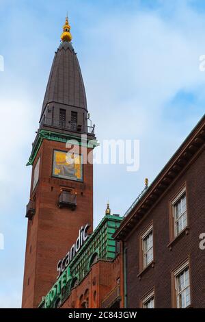 Copenhagen, Danimarca - 9 dicembre 2017: Vecchia torre dello Scandic Palace Hotel. Testo a mosaico in danese significa mattina Foto Stock