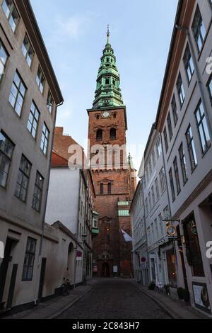 Copenhagen, Danimarca - 9 dicembre 2017: Lille Kirkestraede prospettiva vista strada con Nikolaj, Copenhagen Contemporary Art Center su uno sfondo Foto Stock