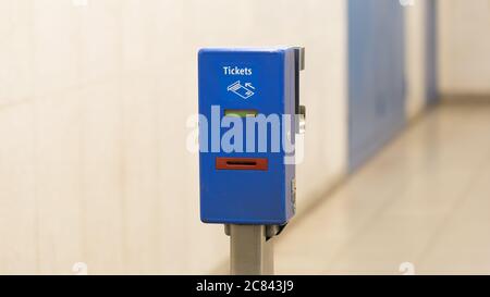 Monaco, Baviera / Germania - 6 luglio 2020: Primo piano di un validatore di biglietti di colore blu. Utilizzato per convalidare i biglietti prima di entrare in treno o in metropolitana. A Foto Stock