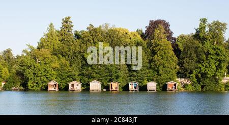 Wessling, Baviera / Germania - 7 luglio 2020: Panorama con le case in barca sul lago di Wessling (Weßlinger See). Paesaggio panoramico superiore bavarese. Foto Stock