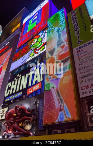 Osaka, Giappone - Settembre 22 2015: Dotonboti Street a Namba è la migliore attrazione turistica e famoso luogo di Osaka con colorato e cartellone l Foto Stock