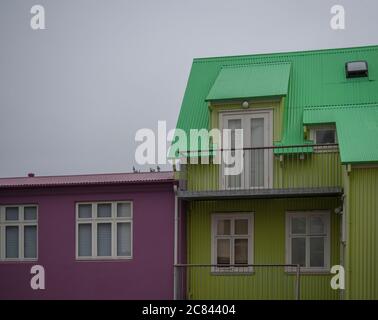 Islanda, Reykjavik, 30 luglio 2019: via nel centro di Reykjavik con vecchie case storiche in lamiera rosa e verde. Foto Stock