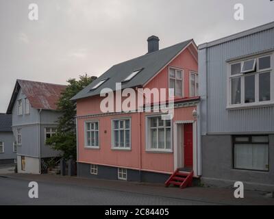 Islanda, Reykjavik, 30 luglio 2019: via nel centro di Reykjavik con vecchie case storiche in lamiera rosa e grigia Foto Stock
