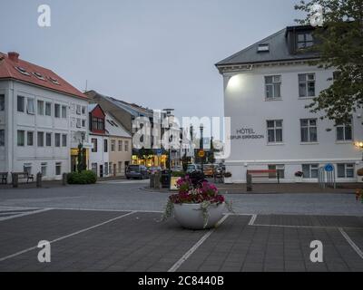 Islanda, Reykjavik, 30 luglio 2019: Piazza principale nel centro di Reykjavik con Leifur Eiriksson hotel e vaso di fiori. Mattina presto, cielo mooody. Foto Stock