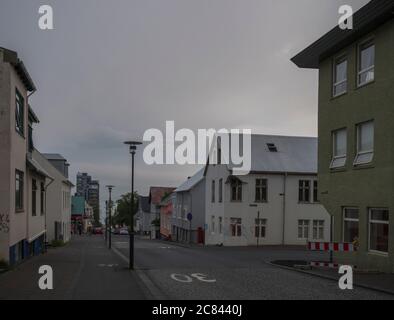 Islanda, Reykjavik, 30 luglio 2019: Via principale vuota nel centro di Reykjavik. Mattina presto, cielo mooody. Foto Stock