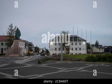 Islanda, Reykjavik, 30 luglio 2019: Piazza principale nel centro di Reykjavik con Leifur Eiriksson hotel e statua momumento. Mattina presto, cielo mooody. Foto Stock