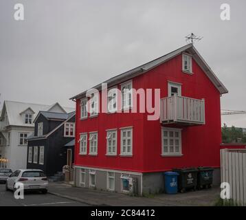 Islanda, Reykjavik, 30 luglio 2019: via nel centro di Reykjavik con la vecchia casa storica in lamiera rossa Foto Stock